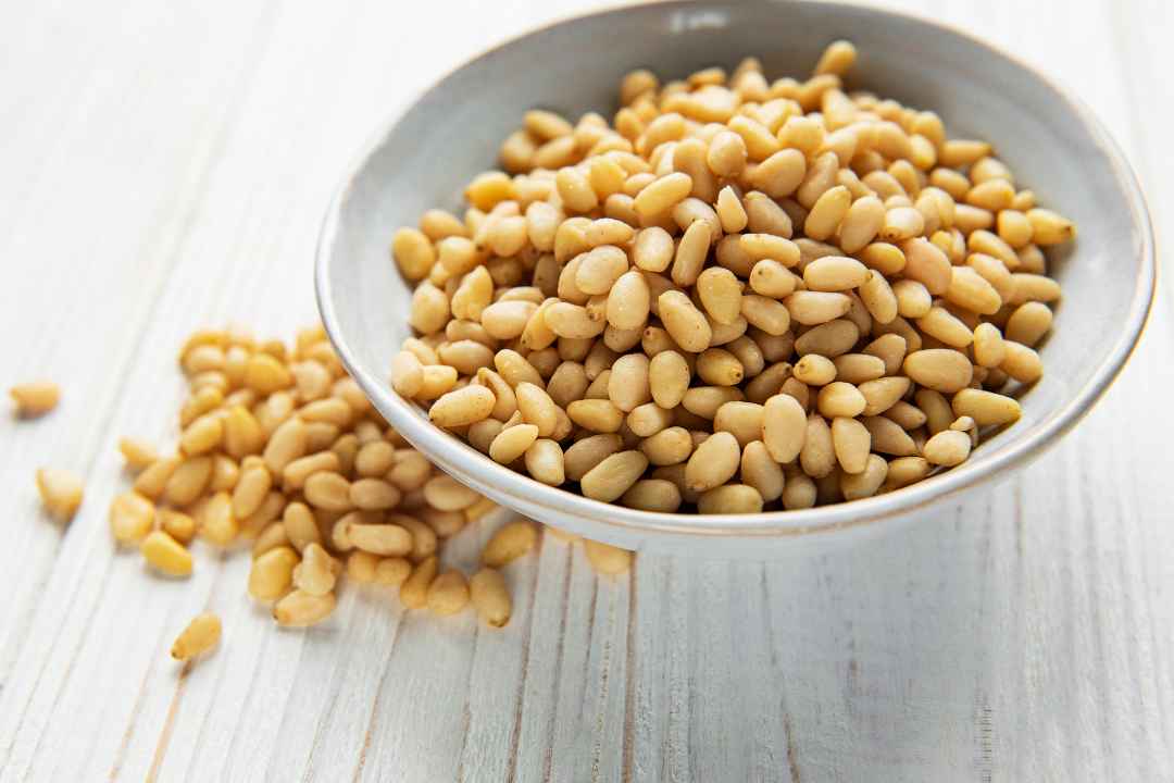 कैंसर से बचाव करता है छोटे से चिलगोजे का सेवन, जानें इसे कैसे: (Chilgoza khane ke fayde)